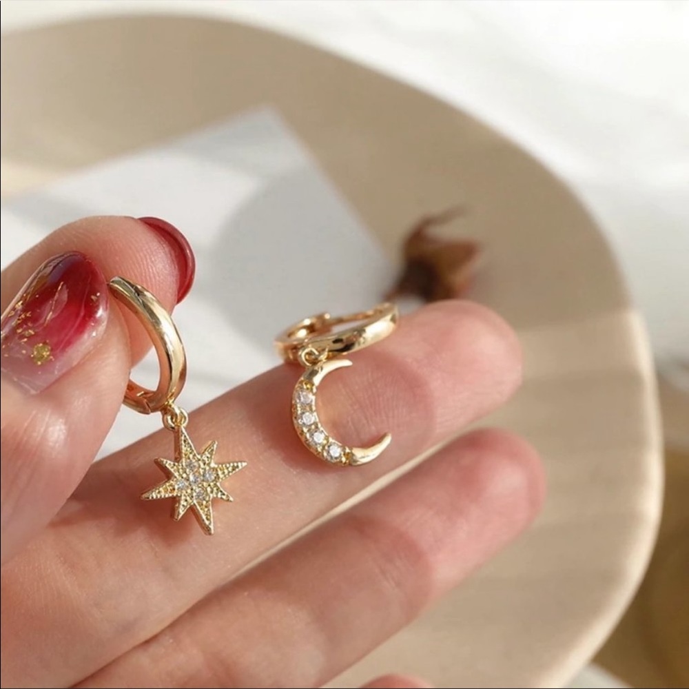NEW 18K GOLD DIAMOND MOON STAR HOOPS, NICE EARRINGS, CUTE EARRINGS - Picture 2 of 9